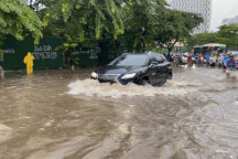 Giao thông ùn tắc kinh hoàng kéo dài 2km do mưa ngập ở Hà Nội
