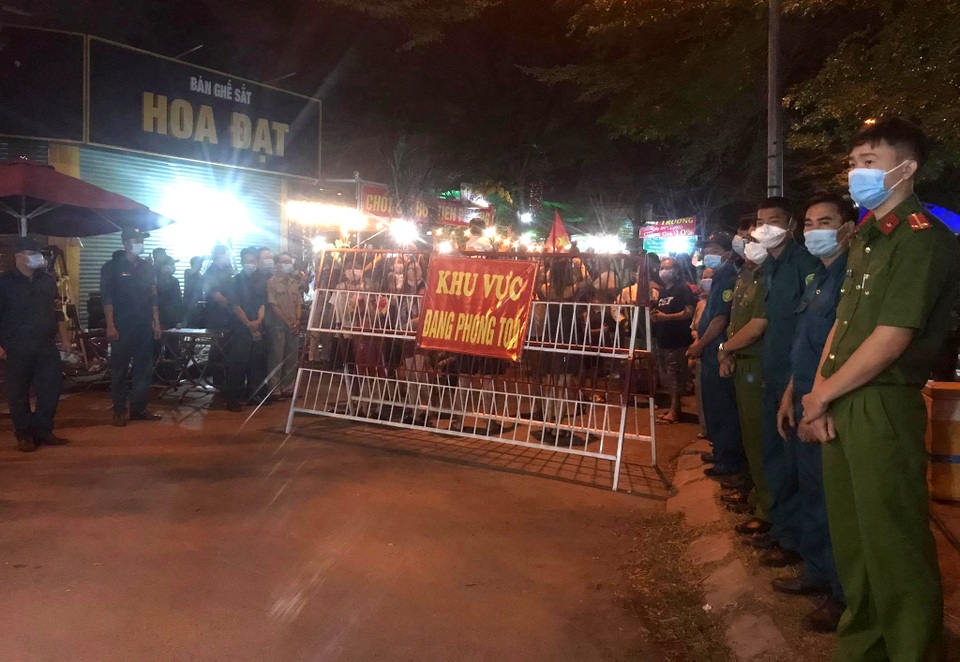 Hàng nghìn người vỡ òa vui sướng vì được dỡ phong tỏa đêm giao thừa - 1 Hàng nghìn người vỡ òa vui sướng vì được dỡ phong tỏa đêm giao thừa - 1