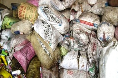 Thu giữ hơn 100 bao tải đựng bơm kim tiêm vẫn còn dính máu