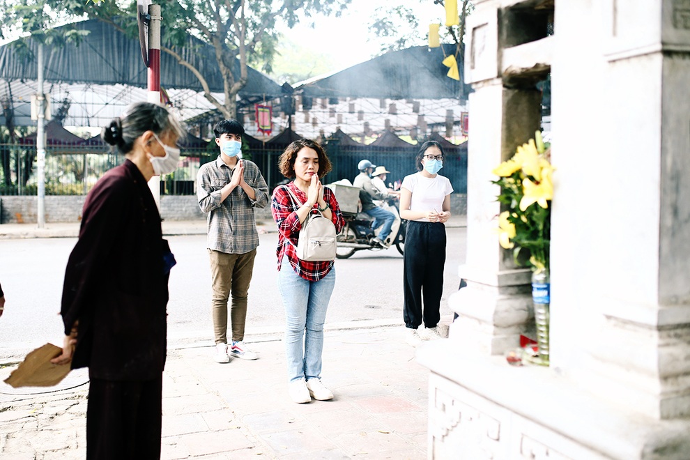 Thí sinh thi tốt nghiệp đặt lễ ngoài đường, vái vọng cầu may trước Văn Miếu - 2 Thí sinh thi tốt nghiệp đặt lễ ngoài đường, vái vọng cầu may trước Văn Miếu - 2