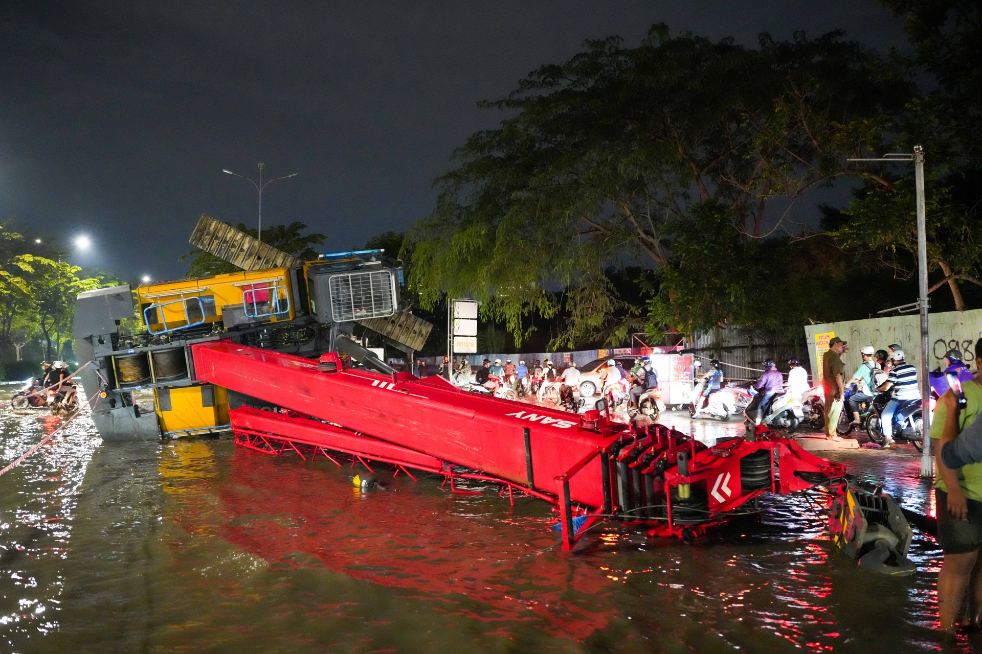 Cụ bà bì bõm dắt xe về nhà trong đêm ngập do triều cường ở TPHCM - 2