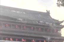 Mái tòa tháp hơn 600 tuổi đổ sập, khách du lịch xô đẩy nhau chạy thoát thân