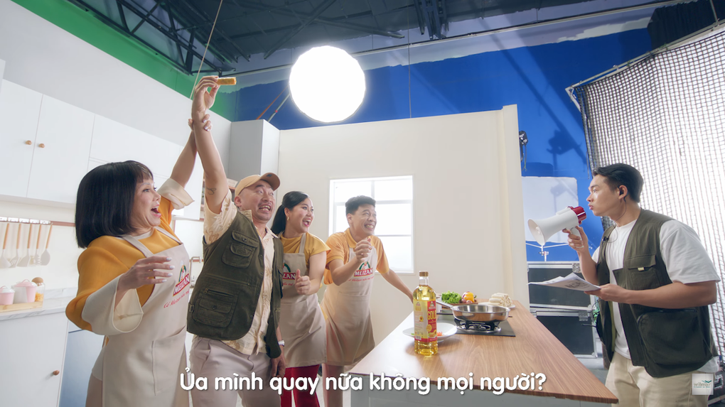 Việt Hương, Tiến Luật, Trung Ruồi, Lâm Vỹ Dạ chào thua cảnh quay khó đỡ - 5 Việt Hương, Tiến Luật, Trung Ruồi, Lâm Vỹ Dạ chào thua cảnh quay khó đỡ - 5
