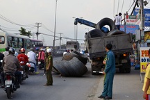 Hàng chục cuộn thép rơi xuống đường, nhiều người tháo chạy