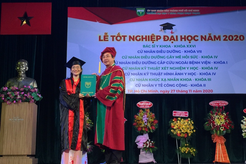 Hiệu trưởng trường Y nhắn nhủ tân bác sĩ xem bệnh nhân là thầy - 1 Hiệu trưởng trường Y nhắn nhủ tân bác sĩ xem bệnh nhân là thầy - 1