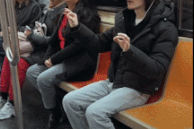 Dân mạng tranh cãi về việc dùng kính Apple Vision Pro nơi công cộng