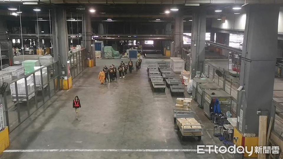 Bạn gái Cao Dĩ Tường lần đầu xuất hiện, đưa thi thể nam tài tử về Đài Loan - 5 Bạn gái Cao Dĩ Tường lần đầu xuất hiện, đưa thi thể nam tài tử về Đài Loan - 5