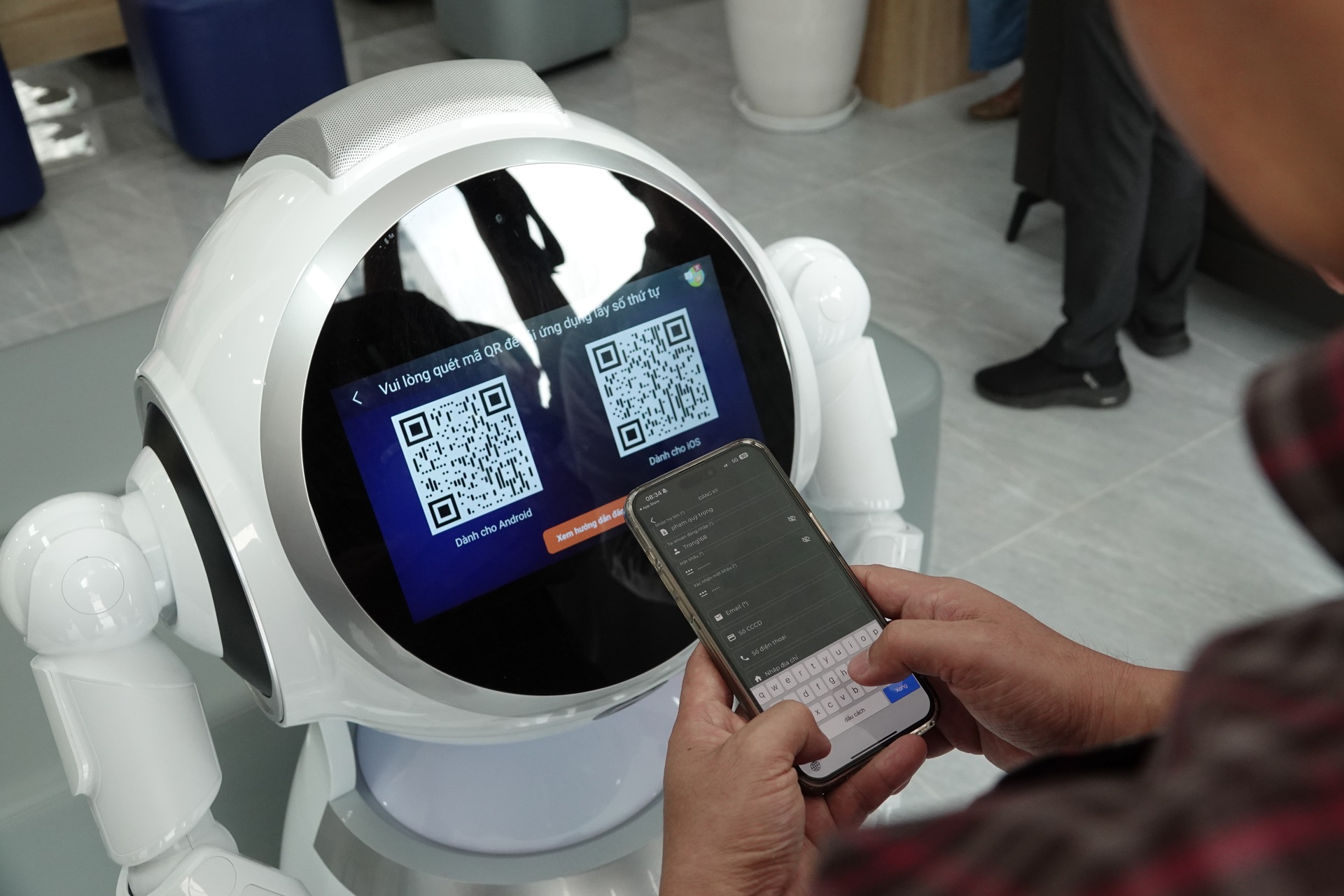 TPHCM đầu tư robot tiếp dân, cán bộ đến tận nhà giúp dân làm thủ tục - 7 TPHCM đầu tư robot tiếp dân, cán bộ đến tận nhà giúp dân làm thủ tục - 7