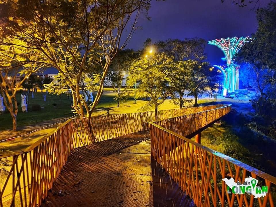 TP. Tân An xuất hiện cầu vàng cảnh quan, điểm check-in ấn tượng - 1 TP. Tân An xuất hiện cầu vàng cảnh quan, điểm check-in ấn tượng - 1