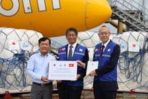 Việt Nam tiếp nhận đợt hàng cứu trợ quốc tế đầu tiên cho vùng lũ lụt