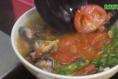 Lạc vào ngõ ẩm thực giữa lòng phố cổ, chỉ 100.000 đồng đã no căng bụng