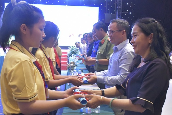 Đại diện trẻ em trao thông điệp của diễn đàn cho lãnh đạo sở, ban, ngành, đoàn thể tỉnh Phú Yên.