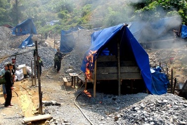 30 công an đóng vai đi vận động bầu cử, "quây" hơn 200 phu vàng