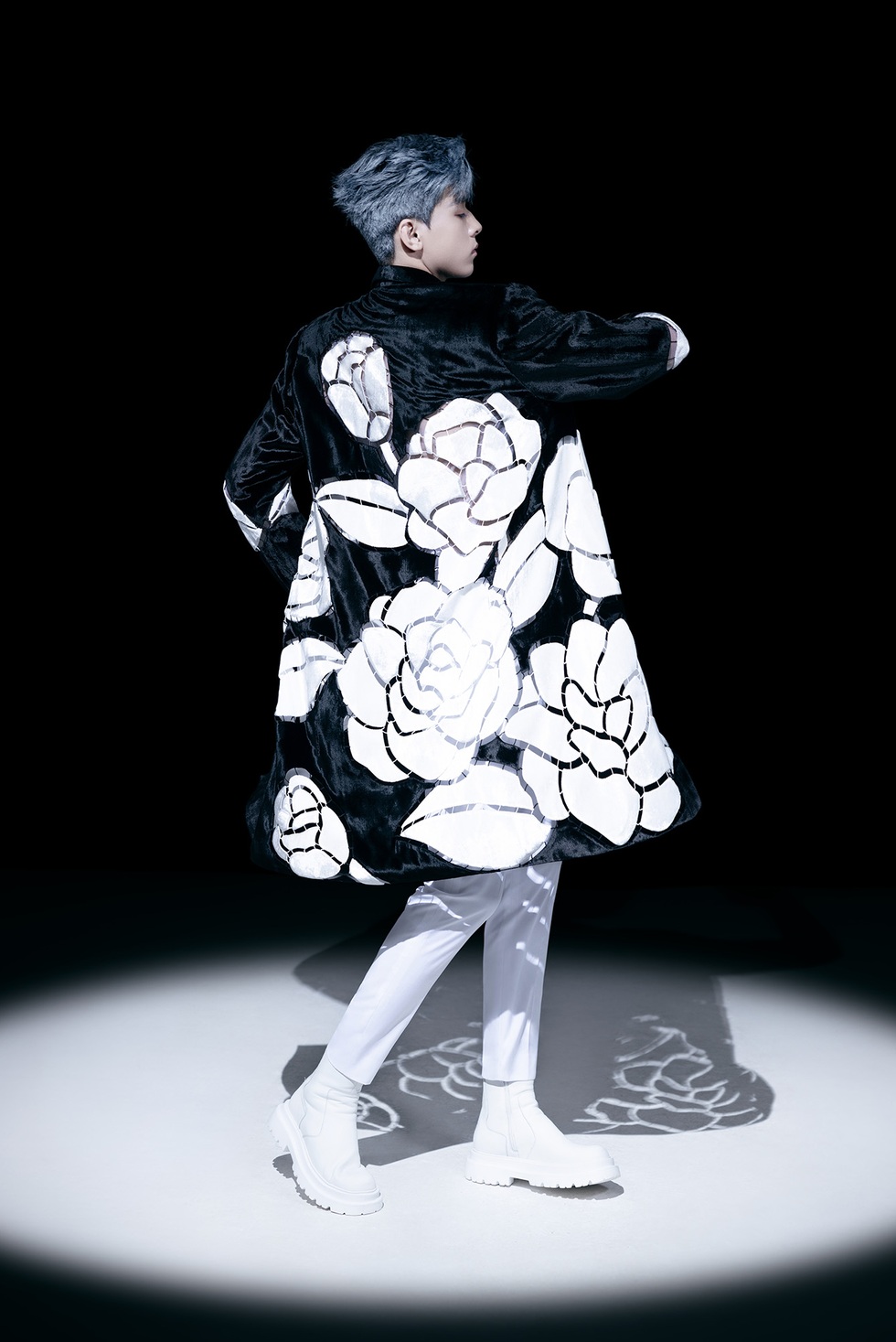 Tranh cãi về việc đàn ông thời nay mặc đồ xuyên thấu, phụ nữ đeo cà vạt - 3 Tranh cãi về việc đàn ông thời nay mặc đồ xuyên thấu, phụ nữ đeo cà vạt - 3