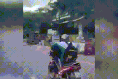 Nam sinh lớp 11 lái xe bằng chân chạy băng băng trên đường