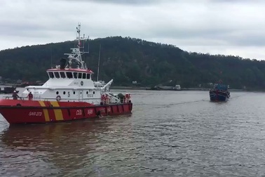 Lai kéo tàu gặp nạn vào bờ an toàn.