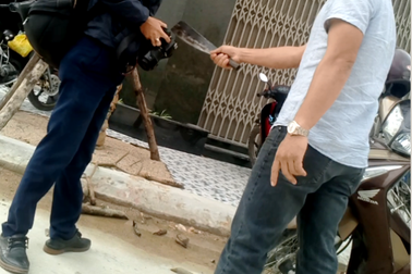 Phóng viên tác nghiệp bị thanh niên chặn xe cầm dao dọa chém