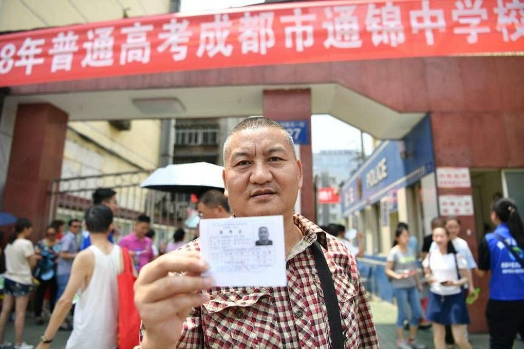 Người đàn ông Trung Quốc 56 tuổi thi đại học lần thứ 27 - 1 Người đàn ông Trung Quốc 56 tuổi thi đại học lần thứ 27 - 1