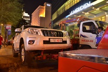 Ông Đoàn Ngọc Hải cho cẩu 2 xe biển ngoại giao đậu trên vỉa hè