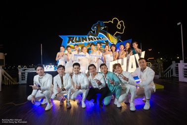 Dàn cast Running Man Vietnam lên đồ siêu đẹp, nổi bật trên du thuyền tại Hạ Long