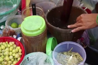 Xem cách chế biến món gỏi đu đủ Thái bên quán ăn vỉa hè