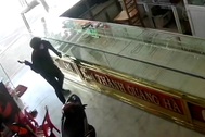 Chiếc găng tay dính máu vạch mặt 2 kẻ cướp tiệm vàng ở TPHCM