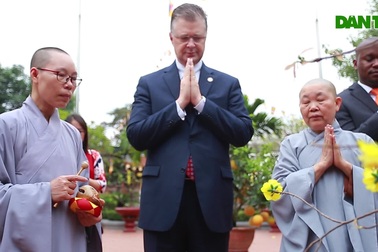 Đại sứ Mỹ thả cá chép, chúc mừng năm mới bằng tiếng Việt