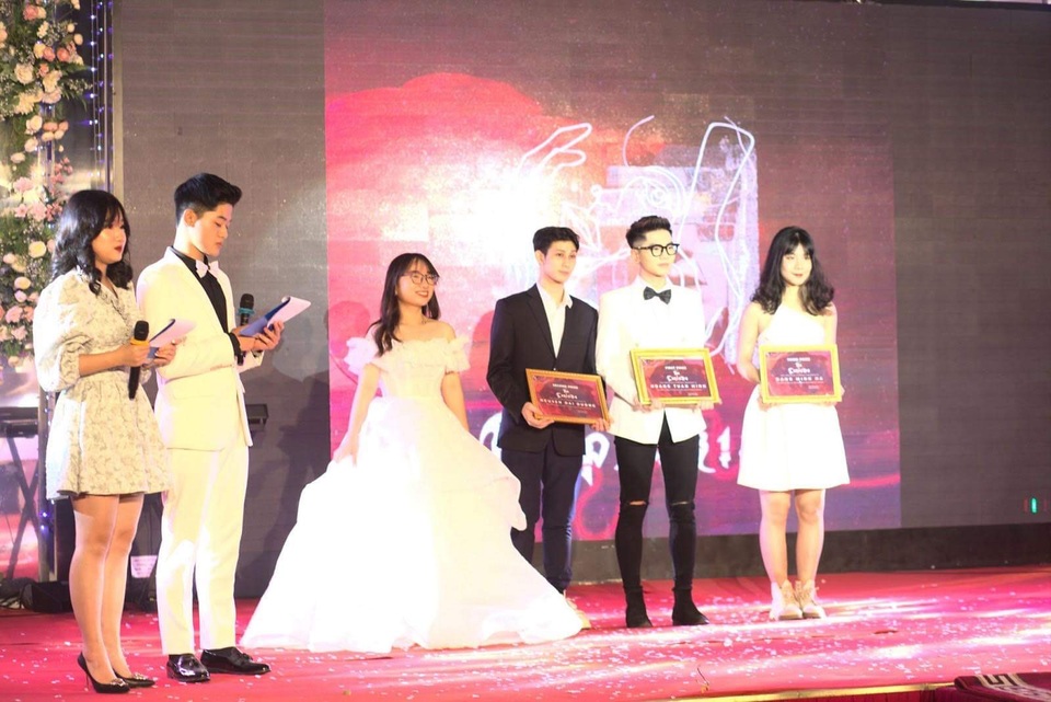 Bùng cháy trong bữa tiệc âm nhạc của học sinh trường chuyên sư phạm - 5 Bùng cháy trong bữa tiệc âm nhạc của học sinh trường chuyên sư phạm - 5