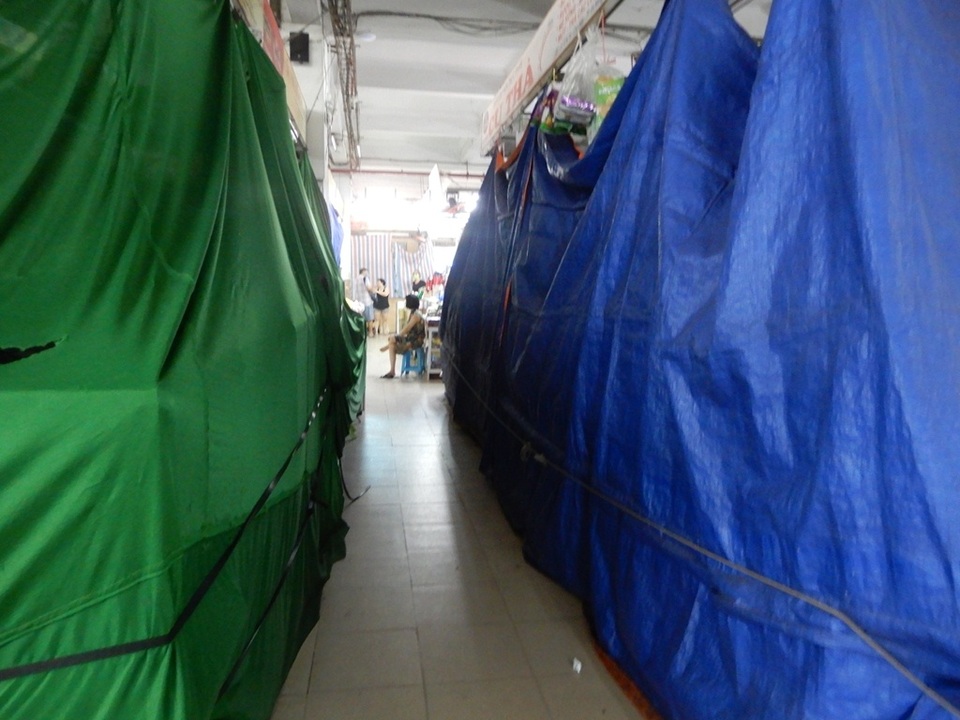Chợ Hàn vẫn vắng bóng du khách, nhiều sạp hàng còn “cửa đóng then cài” - 2 Chợ Hàn vẫn vắng bóng du khách, nhiều sạp hàng còn “cửa đóng then cài” - 2