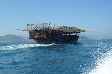 Tàu cá chìm trên biển khi chạy bão, 12 ngư dân mất tích