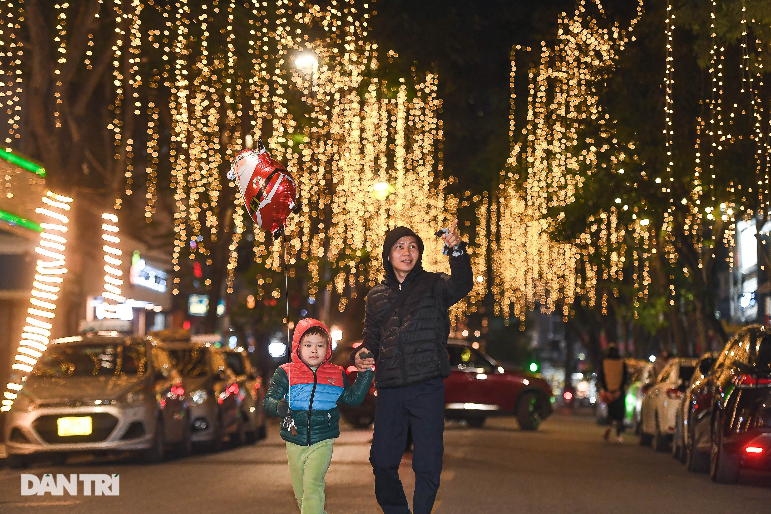 Khách Tây thích thú đón Giáng sinh ở Hà Nội: Khắp nơi đều có ông già Noel - 10