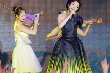 Phạm Thu Hà lộng lẫy trên sân khấu Carnaval Hạ Long 2015