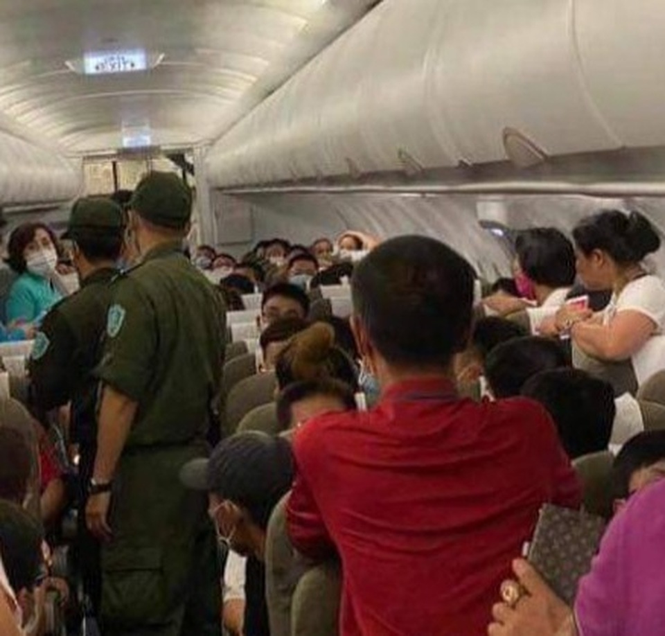 Khách nam phải rời khỏi máy bay vì tranh chỗ để hành lý, chửi bới tiếp viên - 1 Khách nam phải rời khỏi máy bay vì tranh chỗ để hành lý, chửi bới tiếp viên - 1