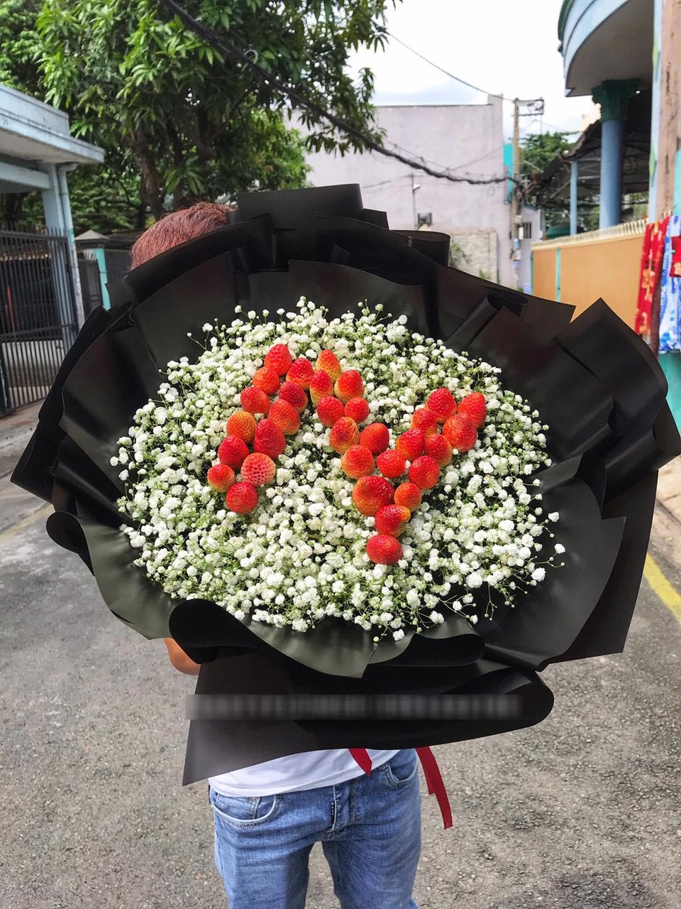 Bỏng tay với bó hoa dâu tây siêu lạ, ngắm đẹp, ăn ngon dịp 8/3 - 3