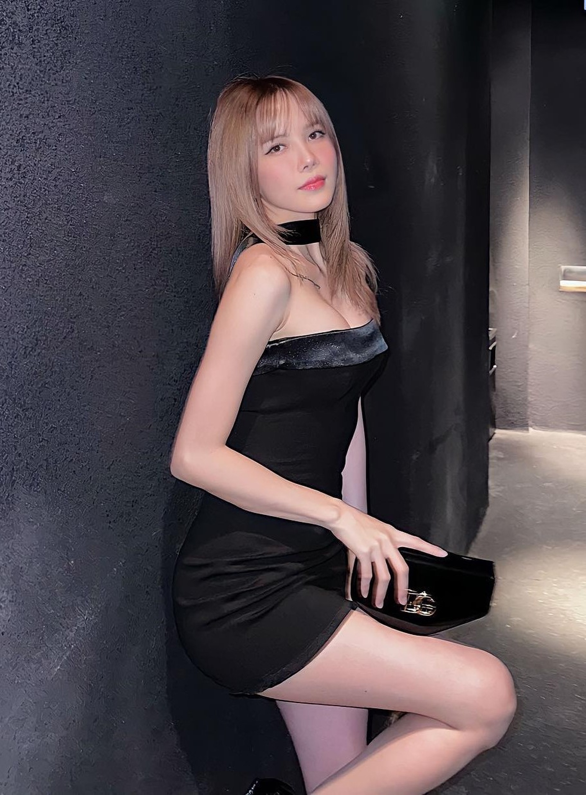 Thiều Bảo Trâm chuộng quần, váy siêu ngắn, khoe đôi chân dài miên man - 12 Thiều Bảo Trâm chuộng quần, váy siêu ngắn, khoe đôi chân dài miên man - 12