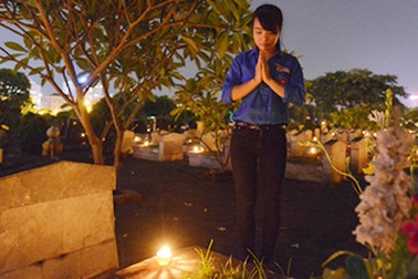 Thanh niên Hà Nội thắp nến tri ân anh hùng liệt sĩ tại nghĩa trang Mai Dịch
