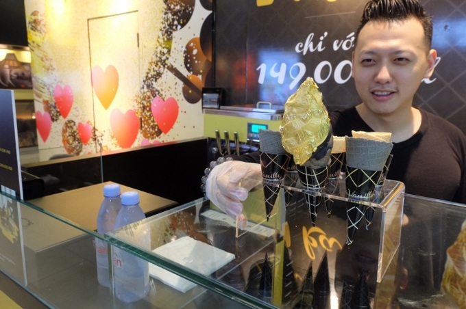 Chủ tiệm nói gì về kem dát vàng 24k sang chảnh đang gây “sốt” ở Hà Nội? - Ảnh 2. Chủ tiệm nói gì về kem dát vàng 24k sang chảnh đang gây “sốt” ở Hà Nội? - Ảnh 2.