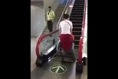 Ngỡ ngàng với cách dùng thang cuốn dành cho người tàn tật tại Nhật Bản