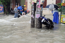 TP Biên Hòa mưa lớn, cuốn trôi nhiều xe máy