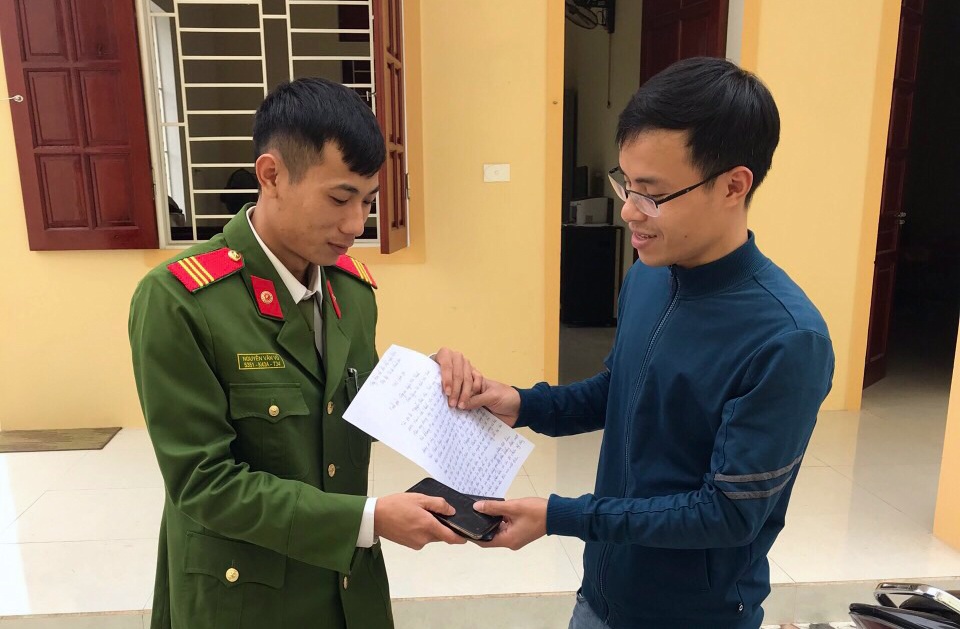 Nhận lại tài sản đánh rơi, người dân viết thư cảm ơn thượng sĩ công an - 1