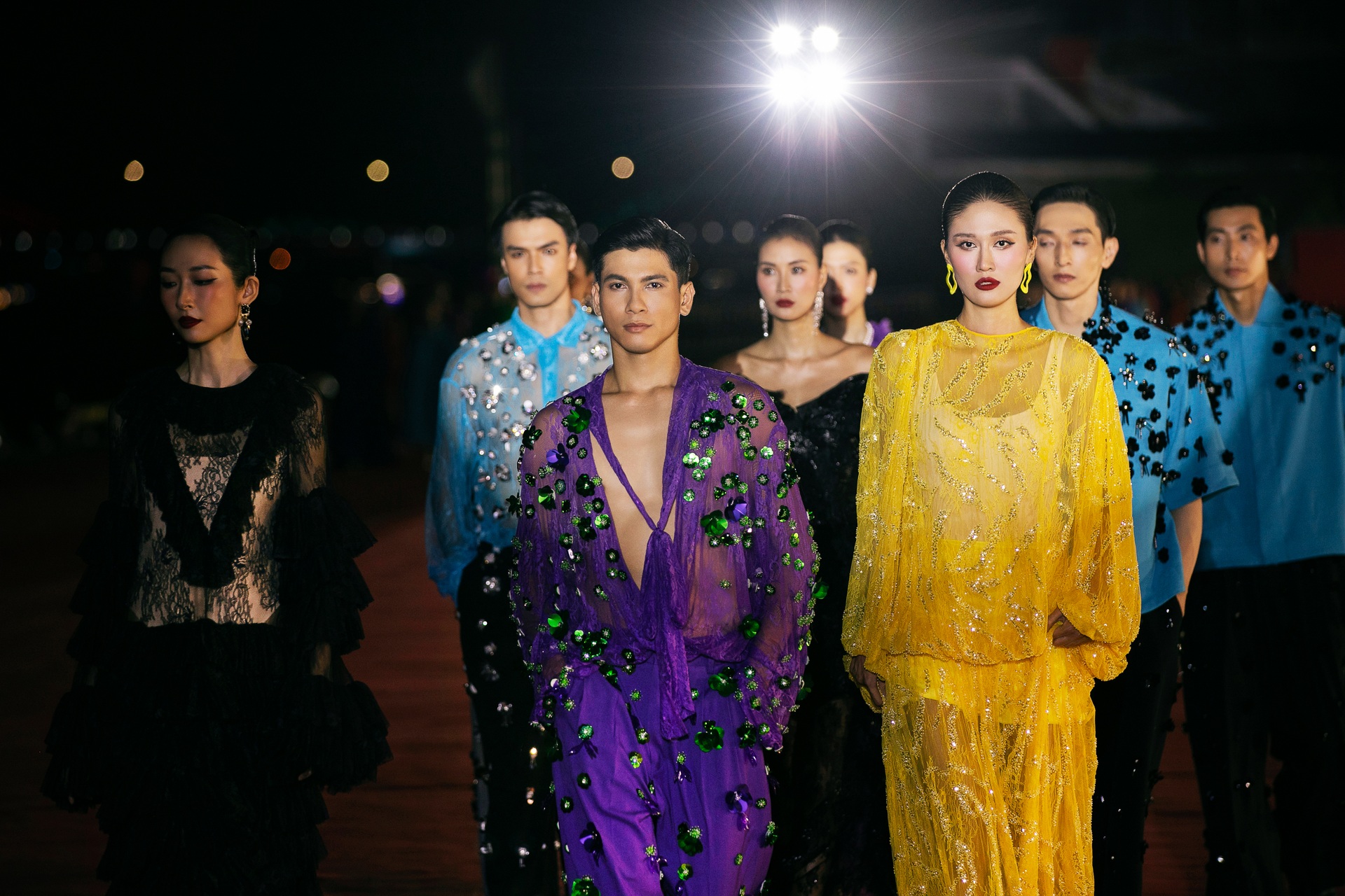 Tiểu Vy khoe nhan sắc nổi bật, thần thái cuốn hút khi trình diễn ở quê nhả - 10 Tiểu Vy khoe nhan sắc nổi bật, thần thái cuốn hút khi trình diễn ở quê nhả - 10