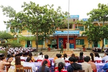 Điều trị cách ly một học sinh nghi mắc bệnh bạch hầu