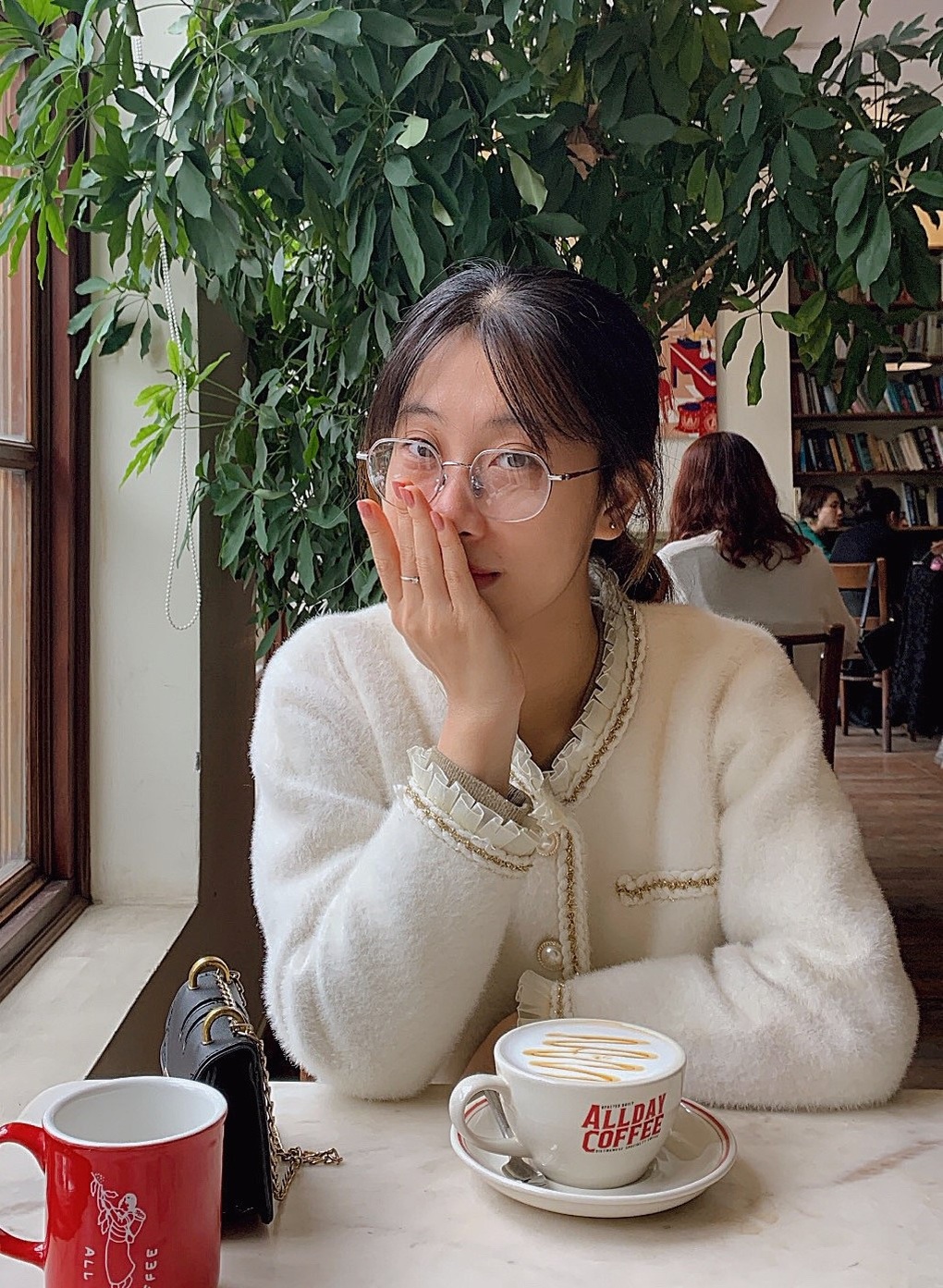 Gen Z bàn luận về dùng hàng hiệu: Mặc gì không thể hiện bản chất con người - 3 Gen Z bàn luận về dùng hàng hiệu: Mặc gì không thể hiện bản chất con người - 3