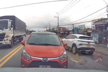 Ô tô đi ngược chiều nhất quyết không chịu nhường đường cho xe đi đúng