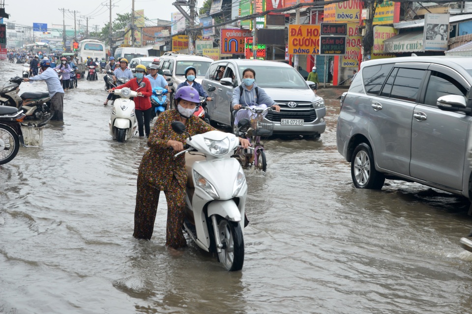 Người Sài Gòn khốn khổ sáng đầu tuần vì triều cường đạt đỉnh - 5 Người Sài Gòn khốn khổ sáng đầu tuần vì triều cường đạt đỉnh - 5