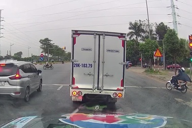Xe ben vượt đèn đỏ lao nhanh qua ngã tư chuẩn phong cách hung thần