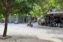 Người phụ nữ thản nhiên dựng xe máy giữa đường để... nghe điện thoại