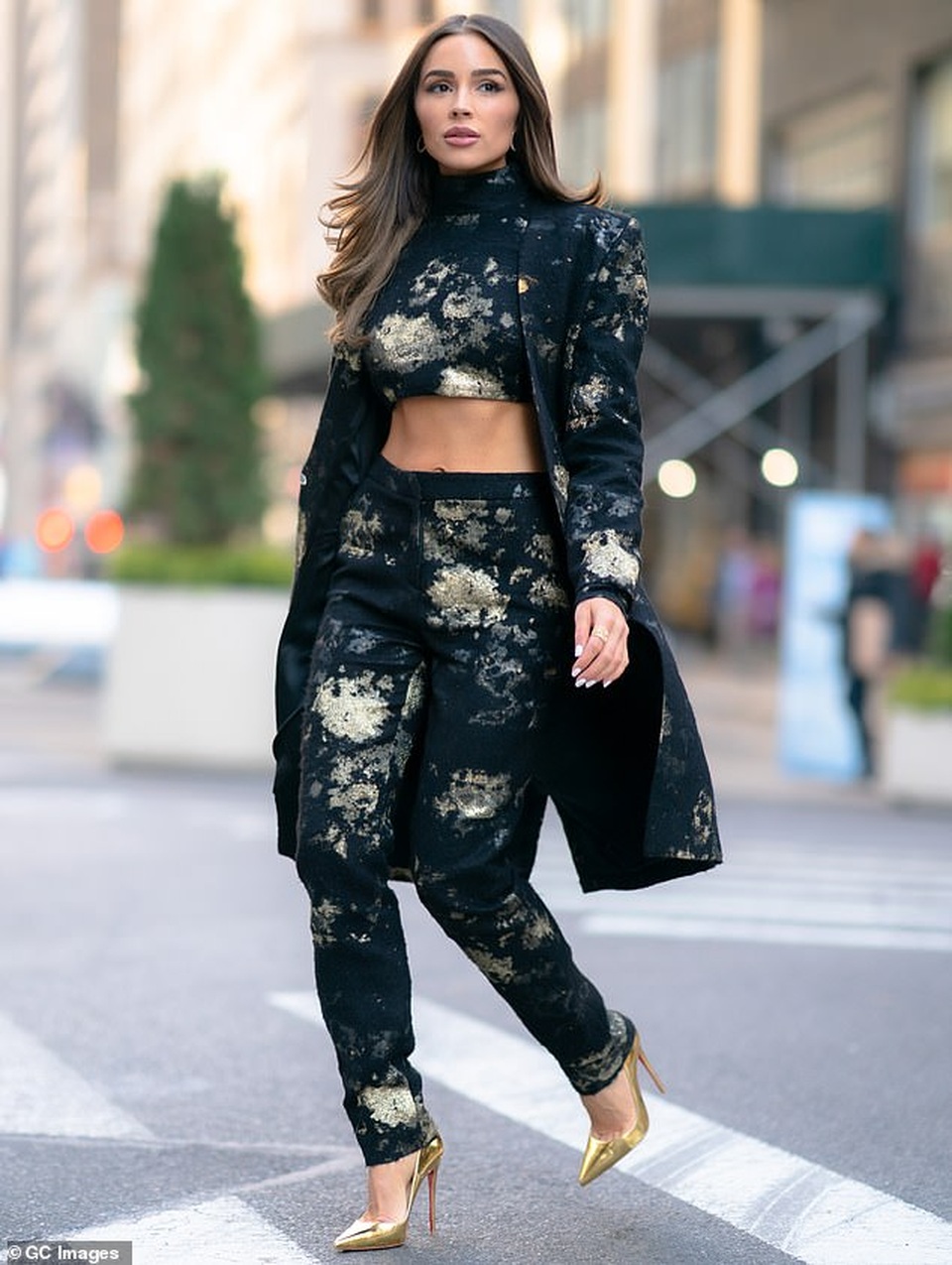Hoa hậu hoàn vũ Olivia Culpo khoe cơ bụng trên phố - 1 Hoa hậu hoàn vũ Olivia Culpo khoe cơ bụng trên phố - 1