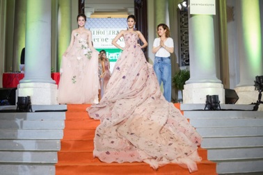 Hoa hậu Sella Trương, Lan Khuê xinh đẹp như hoa trên sàn catwalk