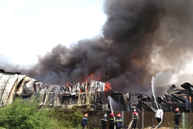 Khói lửa bao trùm cơ sở chứa vải vụn sát quốc lộ 1